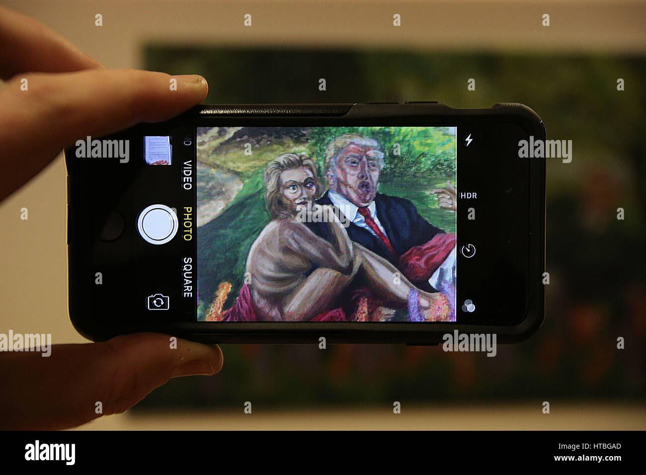 Un tableau intitulé le dejeuner sur l'herbe 2017 par un détenu nommé Marta qui dispose dans l'exposition d'Art National des détenus, les humains partageant des espaces, une collection d'arts créatifs par des étudiants dans les prisons irlandaises sur l'affichage à l'immeuble CHQ à Dublin. Banque D'Images