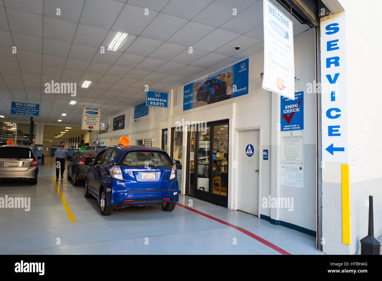 Une Honda automobile compacte tire dans le centre de service d'un concessionnaire Honda dans la région de Walnut Creek, Californie, le 21 septembre 2016. Banque D'Images
