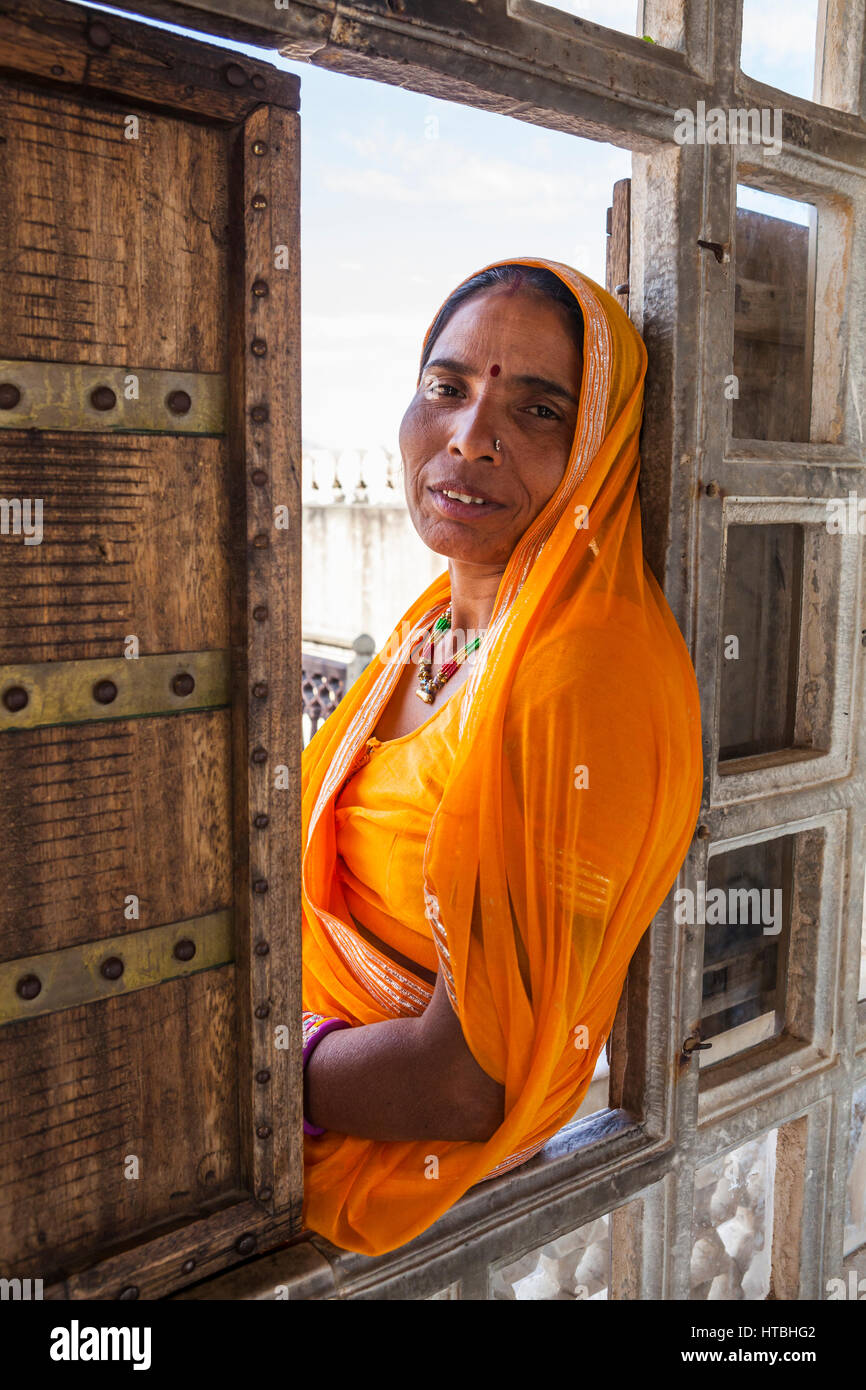 Une femme indienne qui pose pour les photographies d'Amer, amer, palais du Rajasthan, Inde. Banque D'Images