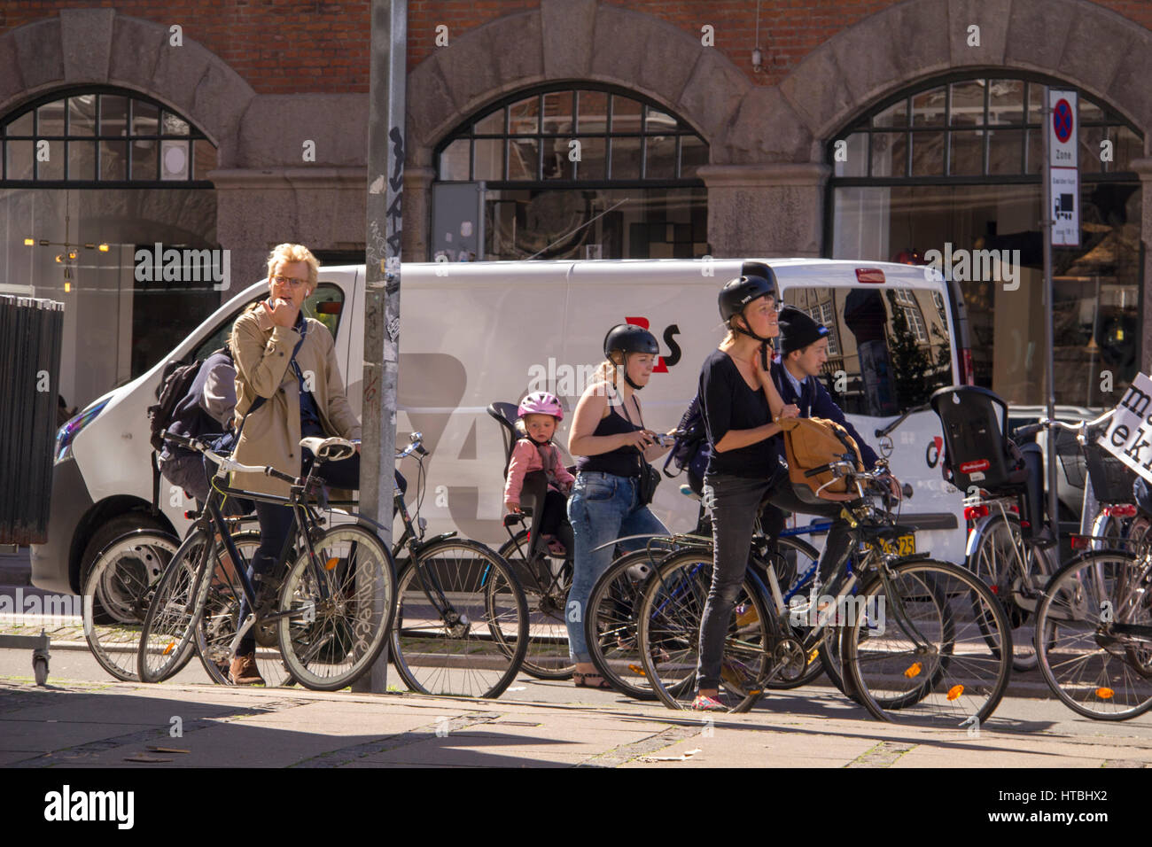 Copenhague, Danemark - 5 septembre : Les cyclistes en attente de feu vert au centre de Gammeltorv Square et fontaine Caritas Danemark Copenhague Europe le Sep Banque D'Images