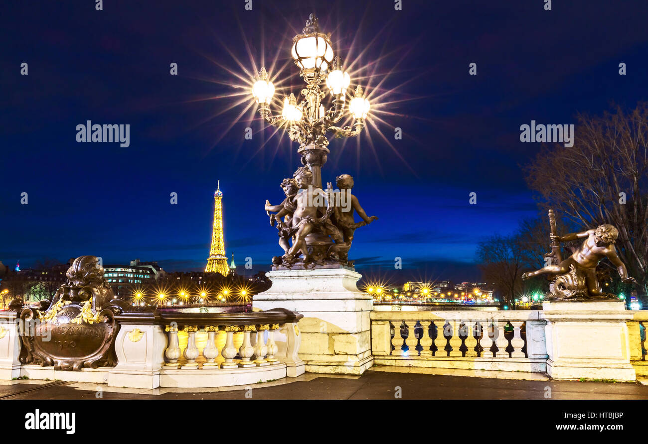 Le pont Alexandre III est un pont en arc pont qui enjambe la Seine à Paris. Il est largement considéré comme le plus fleuri, pont extravagants dans la ville Banque D'Images