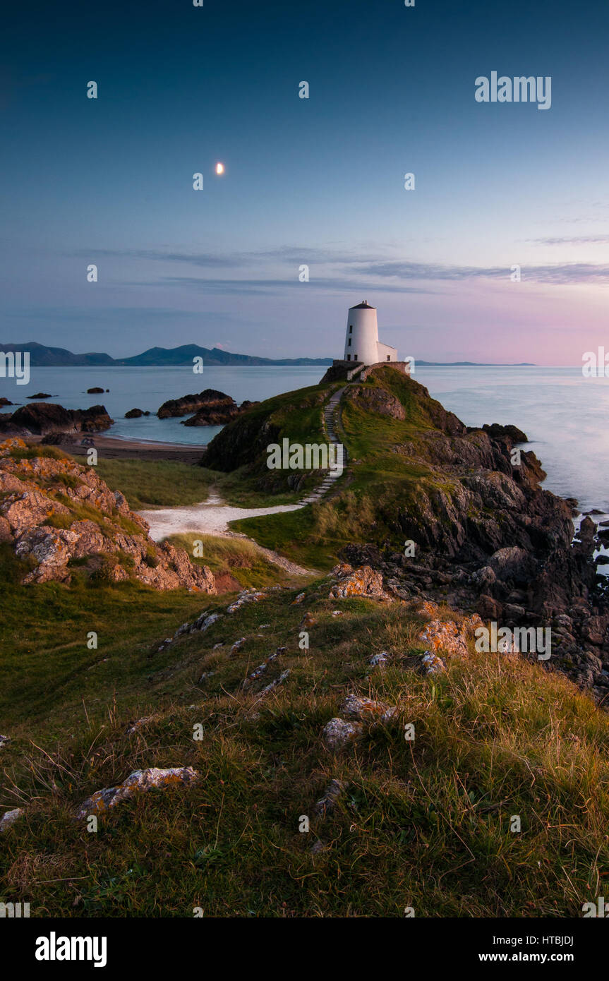 Tŵr Mawr phare, lune et côte au coucher, Llandwyn island, Angelesey, au Pays de Galles Banque D'Images