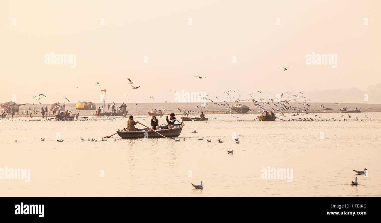 Les excursions en bateau sur le Gange à Varanasi, Inde au lever du soleil. Banque D'Images