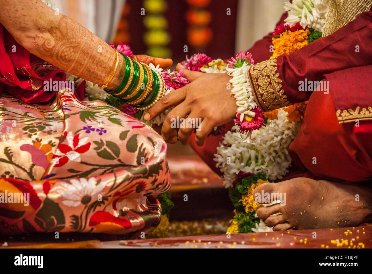 Une vue rapprochée d'un groom et brides de toucher les mains au cours d'une cérémonie de mariage hindou. Banque D'Images
