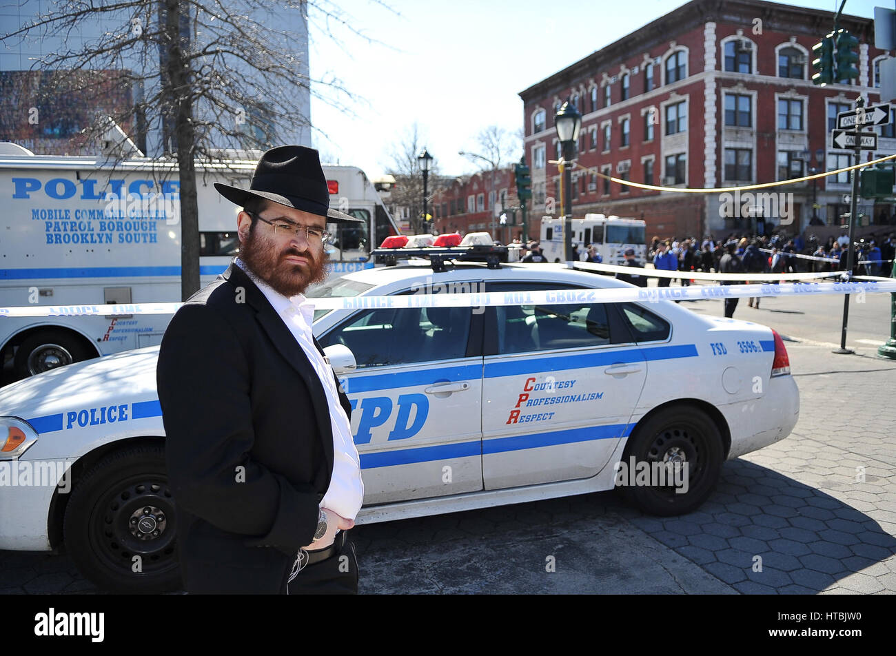 New York, USA. 09Th Mar, 2017. Le Jewish Children's Museum à Crown Heights, Brooklyn, a été évacué jeudi après ont reçu un courriel à propos d'une bombe dans le bâtiment. Le bâtiment était propre et de la police étaient en train d'un plancher à plancher recherche bombe. Gouverneur Cuomo prévu de visiter le musée ce jeudi Crédit : Luiz Roberto Lima/Pacific Press/Alamy Live News Banque D'Images