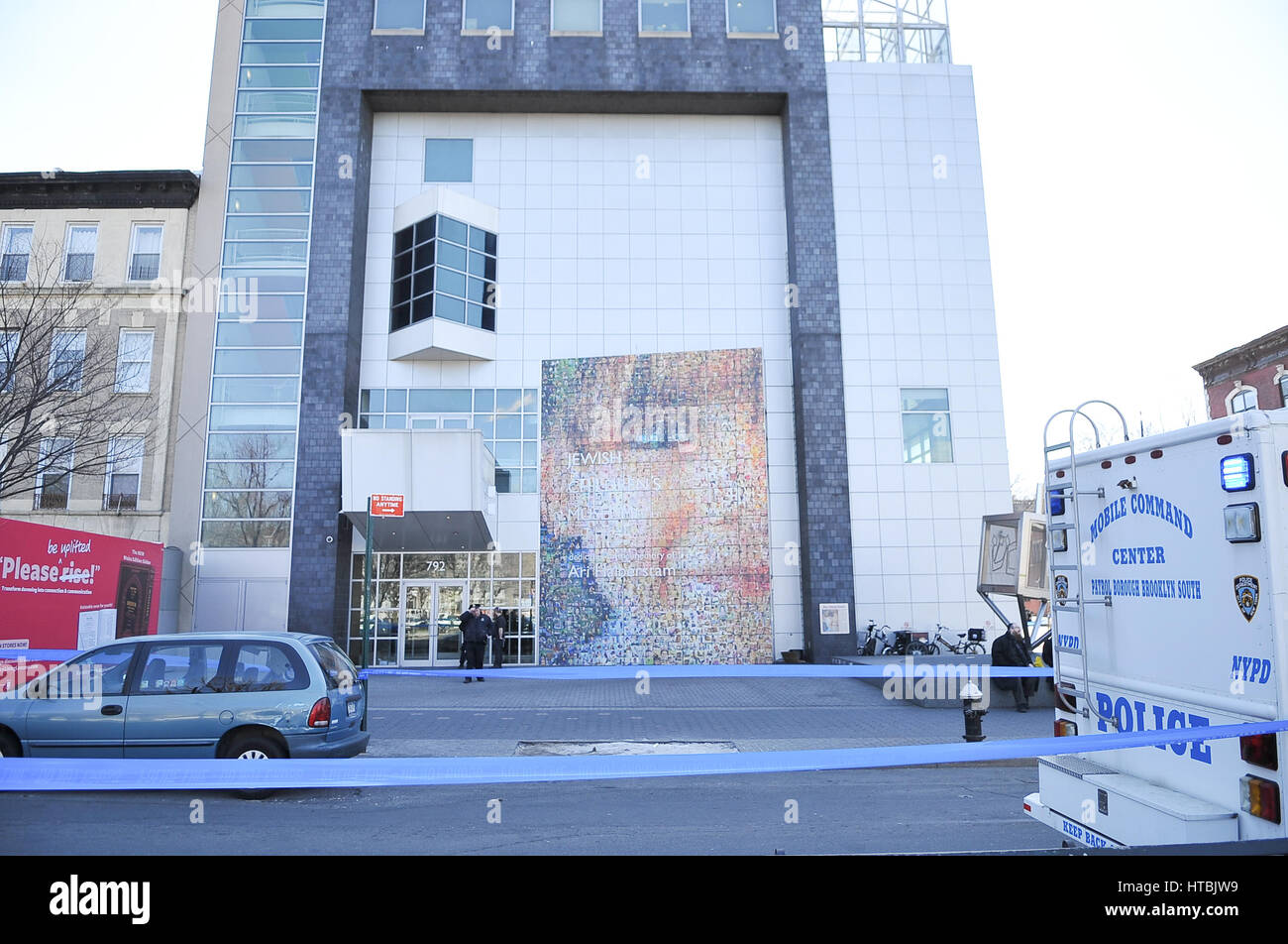 New York, USA. 09Th Mar, 2017. Le Jewish Children's Museum à Crown Heights, Brooklyn, a été évacué jeudi après ont reçu un courriel à propos d'une bombe dans le bâtiment. Le bâtiment était propre et de la police étaient en train d'un plancher à plancher recherche bombe. Gouverneur Cuomo prévu de visiter le musée ce jeudi Crédit : Luiz Roberto Lima/Pacific Press/Alamy Live News Banque D'Images