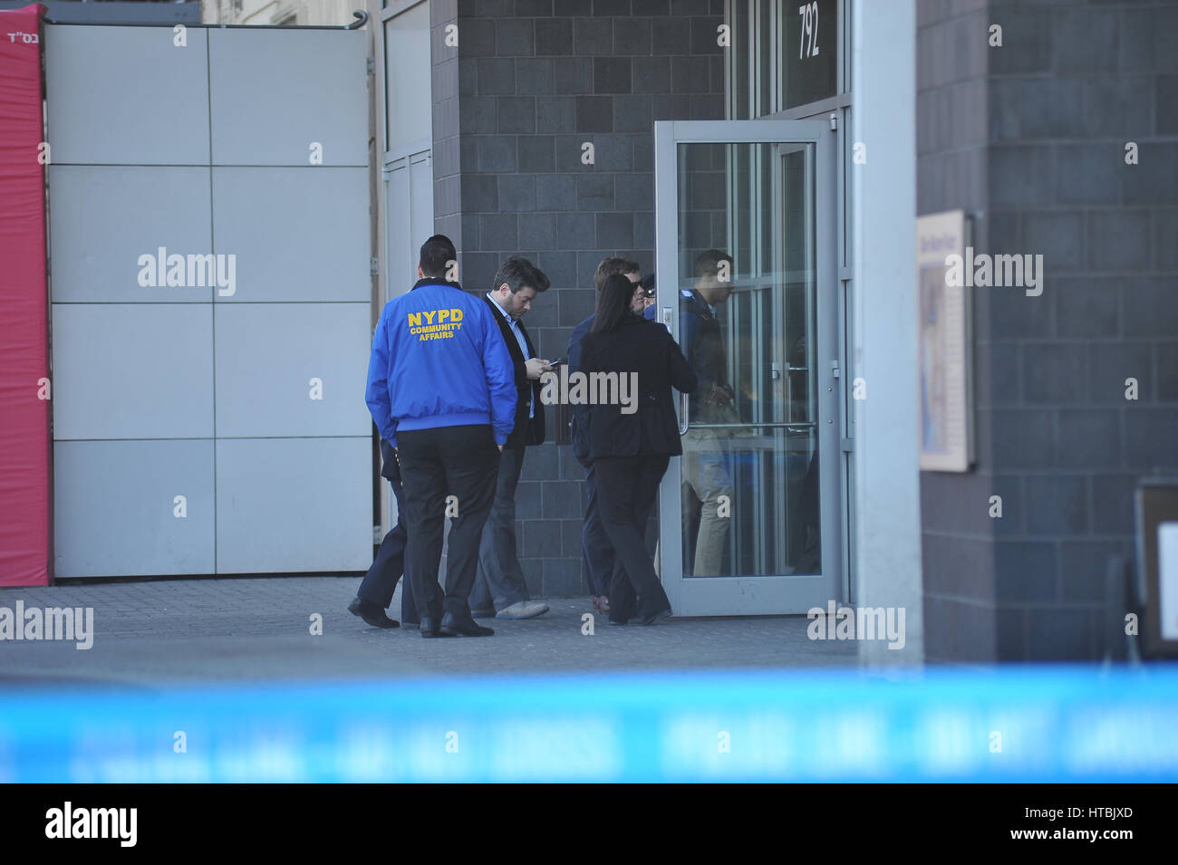 New York, USA. 09Th Mar, 2017. Le Jewish Children's Museum à Crown Heights, Brooklyn, a été évacué jeudi après ont reçu un courriel à propos d'une bombe dans le bâtiment. Le bâtiment était propre et de la police étaient en train d'un plancher à plancher recherche bombe. Gouverneur Cuomo prévu de visiter le musée ce jeudi Crédit : Luiz Roberto Lima/Pacific Press/Alamy Live News Banque D'Images