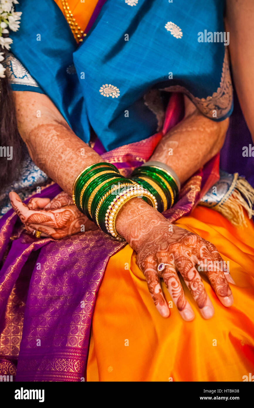 La décoration des mains et les bras d'une promise à une cérémonie de mariage à Pune, en Inde. Banque D'Images