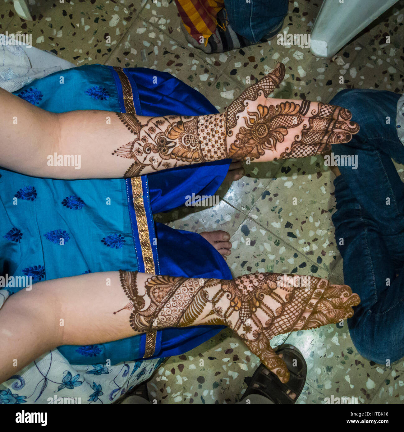 A womans les bras et les mains après avoir appliqué le henné en préparation d'une célébration de mariage hindou / indienne. Pune, Inde. Banque D'Images