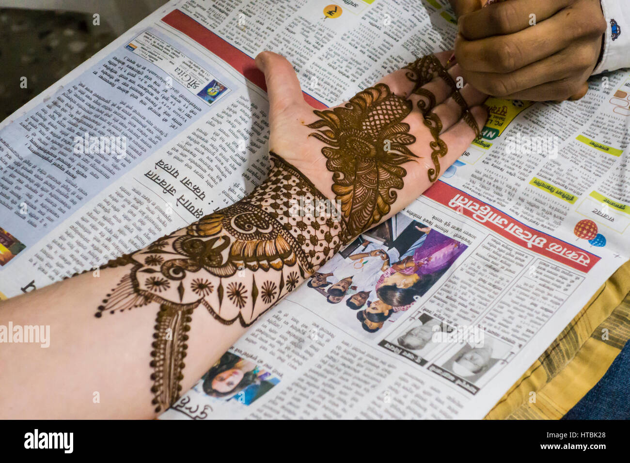 Le henné appliqué à une femme, bras, main et doigts par un artiste Mehndi en préparation d'une cérémonie de mariage. Pune, Inde. Banque D'Images