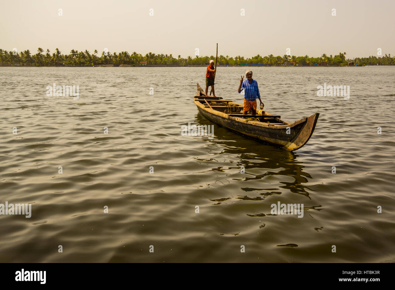 Les hommes la pêche sur les back Waters du Kerala Inde Banque D'Images