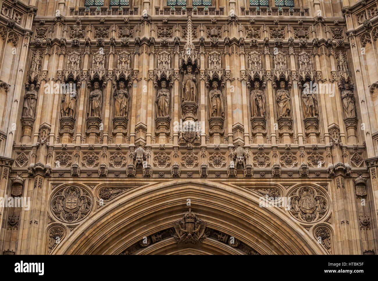 Une vue rapprochée des détails au-dessus de l'entrée principale de la Tour Victoria sur Westminster Palace, Londres, Angleterre, Royaume-Uni. Banque D'Images