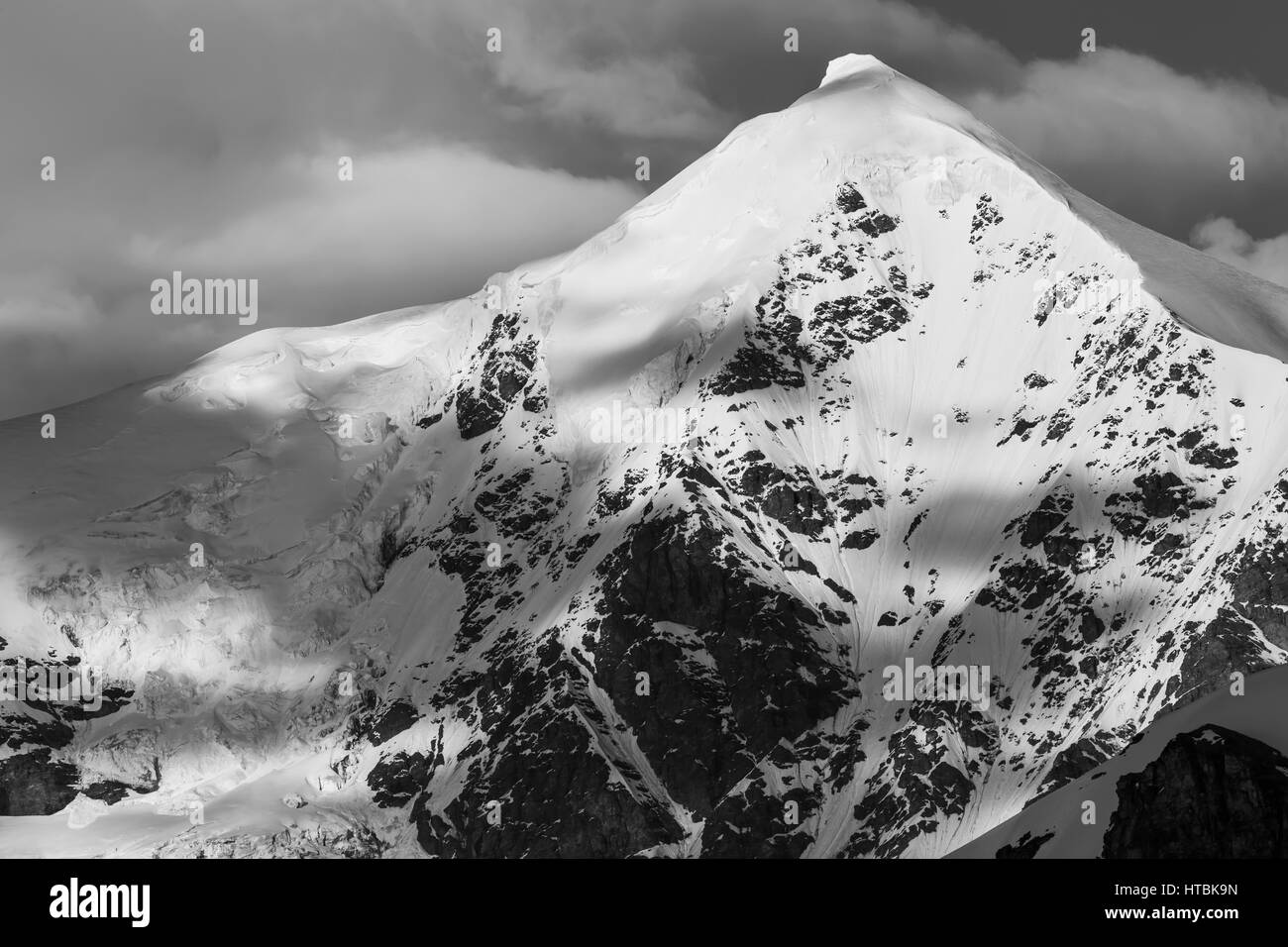 Des ombres dramatiques couvrir White, une cible privilégiée d'alpinistes dans une zone de la chaîne de l'Alaska connue sous le nom de montagnes Delta Banque D'Images