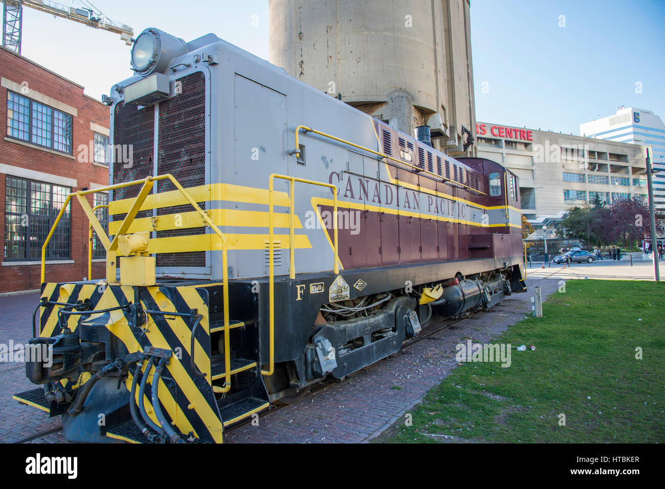 Un marron et gris moteur de locomotive du Canadien Pacifique à Roundhouse Park à Toronto, Canada. Banque D'Images