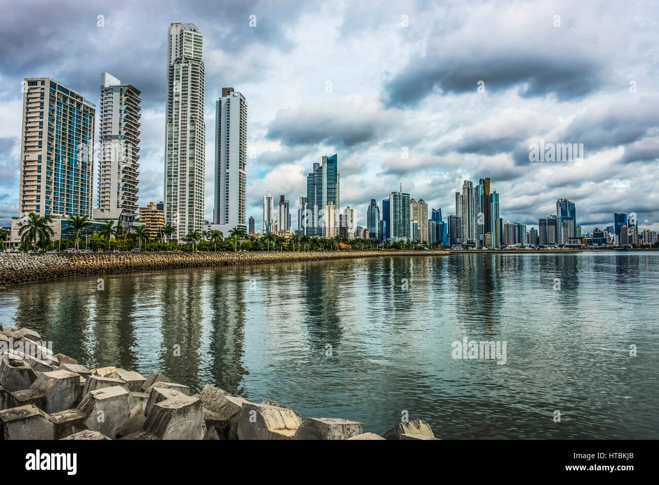 Une partie de la ville de Panama à Cinta Costera salon vue depuis le sentier côtier près de la Casco Veijo ; Panama City, Panama Banque D'Images