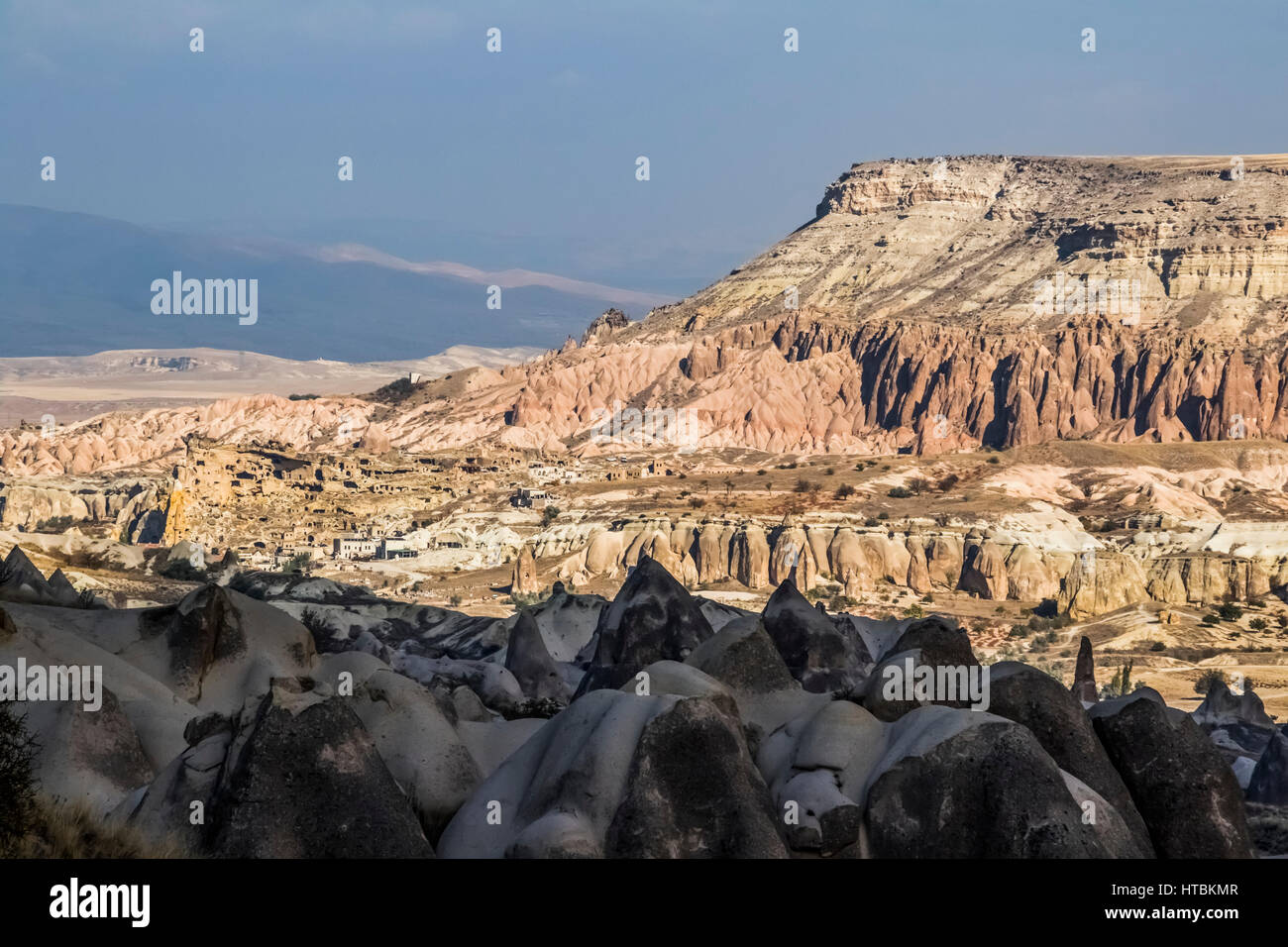 Des formations rocheuses et des cheminées de fées dans la vallée de Göreme, Cappadoce, Istanbul, Turquie Banque D'Images Des formations rocheuses et des cheminées de fées dans la vallée de Göreme, Cappadoce, Istanbul, Turquie Banque D'Images