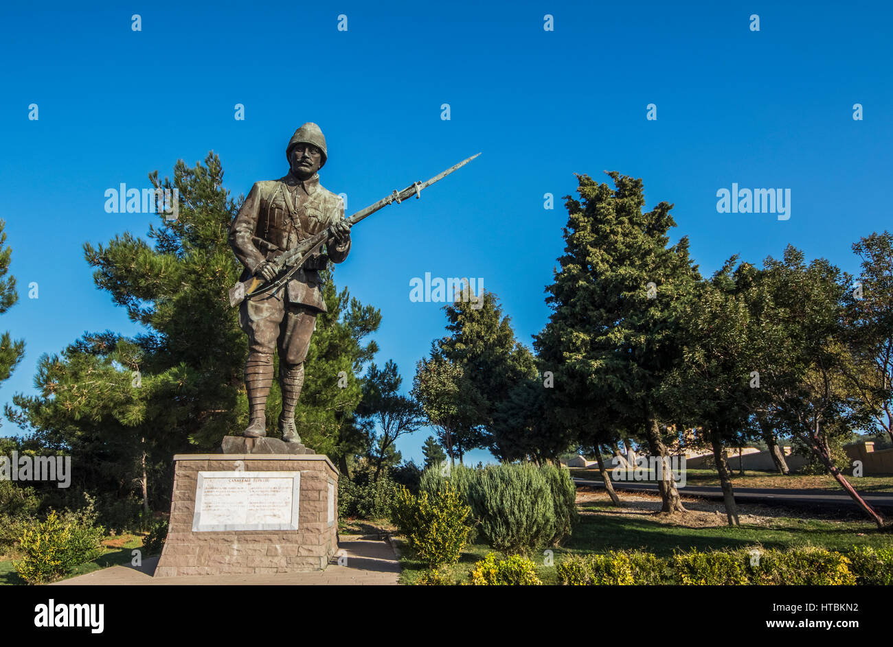 Statue d'un soldat turc par le 57e Régiment d'infanterie turque Memorial, péninsule de Gallipoli, Canakkale, Turquie Banque D'Images Statue d'un soldat turc par le 57e Régiment d'infanterie turque Memorial, péninsule de Gallipoli, Canakkale, Turquie Banque D'Images