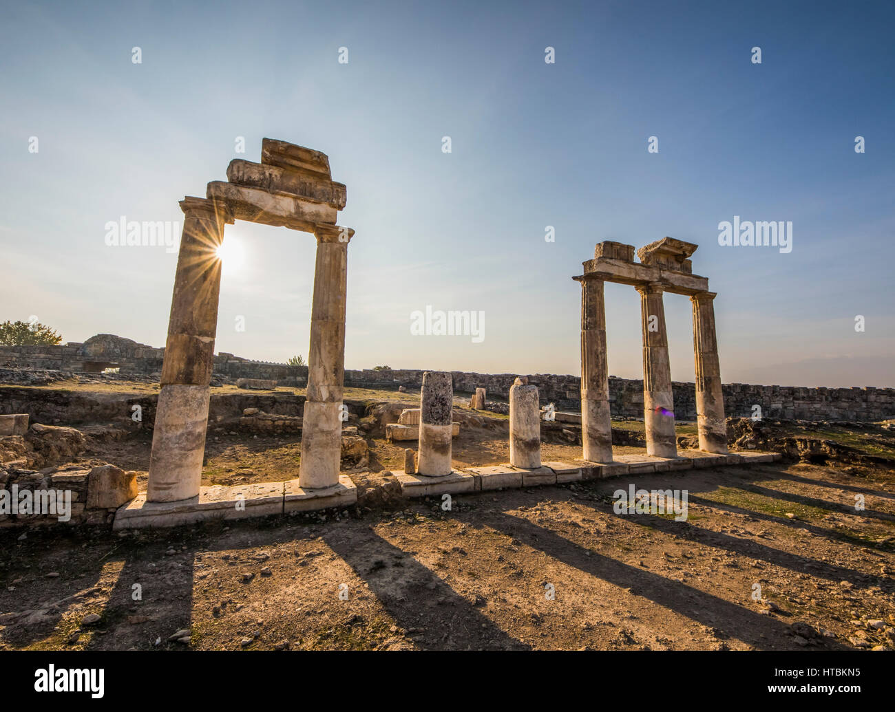 Gymnase, début du 1er siècle de notre ère, Hierapolis-Pamukkale ; Pamukkale, Turquie Banque D'Images Gymnase, début du 1er siècle de notre ère, Hierapolis-Pamukkale ; Pamukkale, Turquie Banque D'Images