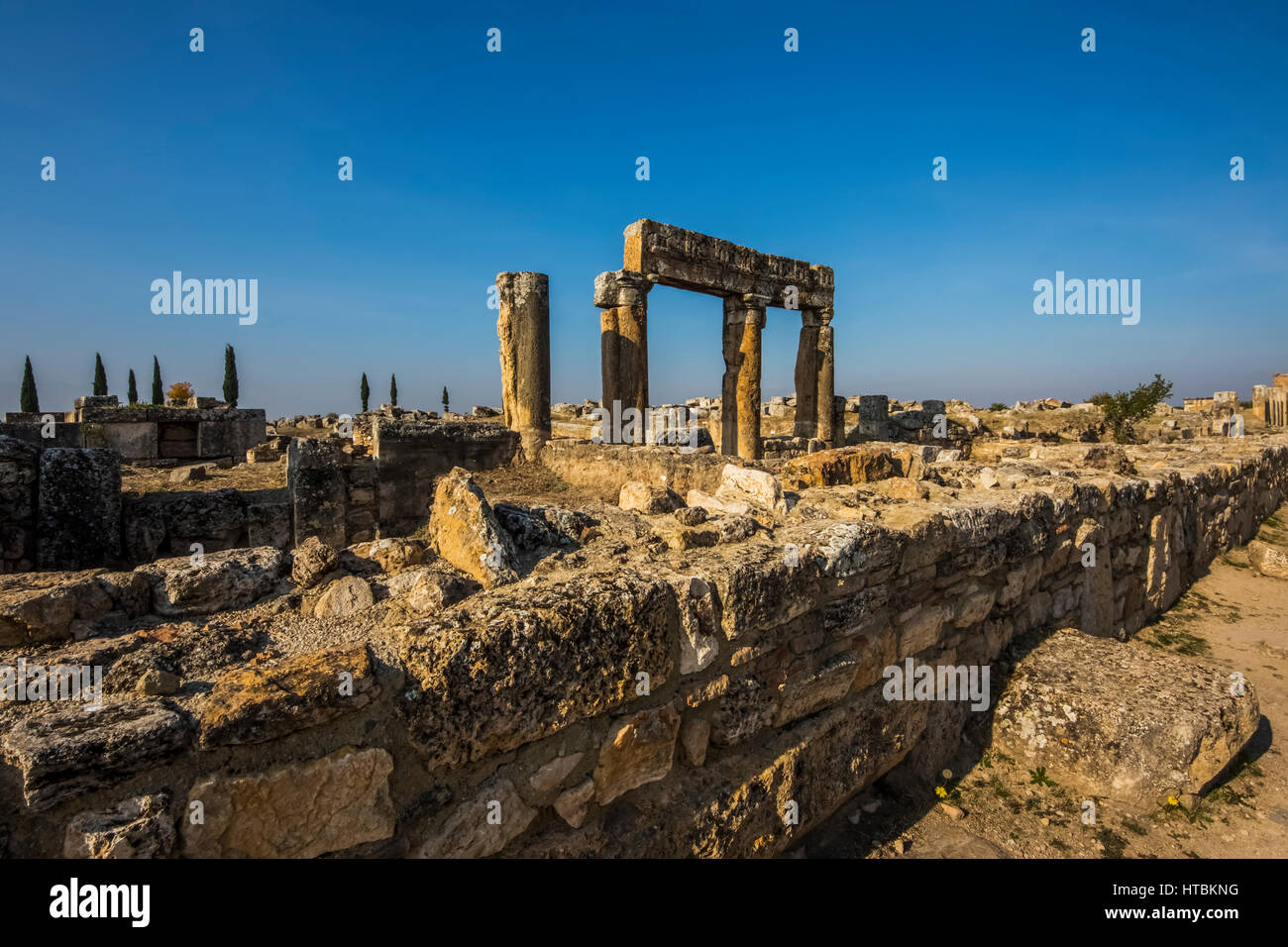 Bâtiments le long de la rue Frontinus, Hierapolis-Pamukkale ; Pamukkale, Turquie Banque D'Images Bâtiments le long de la rue Frontinus, Hierapolis-Pamukkale ; Pamukkale, Turquie Banque D'Images