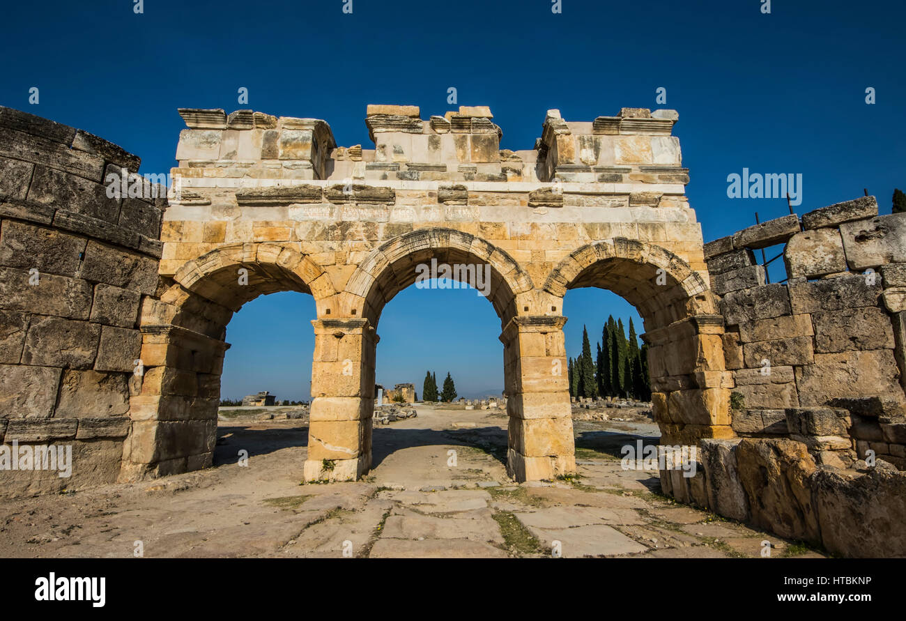 Porte Romaine du nord, Hierapolis-Pamukkale ; Pamukkale, Turquie Banque D'Images Porte Romaine du nord, Hierapolis-Pamukkale ; Pamukkale, Turquie Banque D'Images