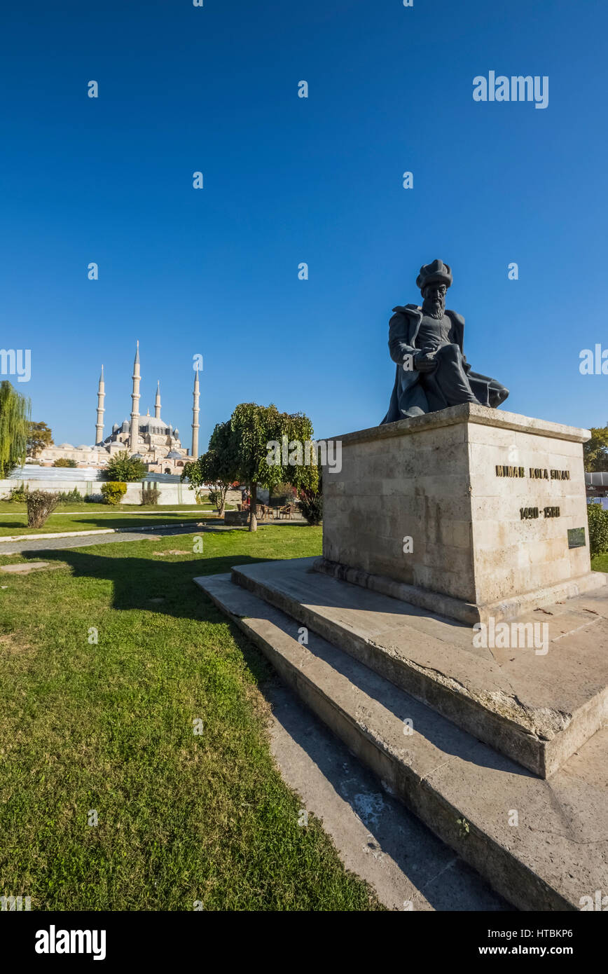 Statue du célèbre architecte Mimar Sinan avec la mosquée Selimiye en arrière-plan ; Edirne, Turquie Banque D'Images