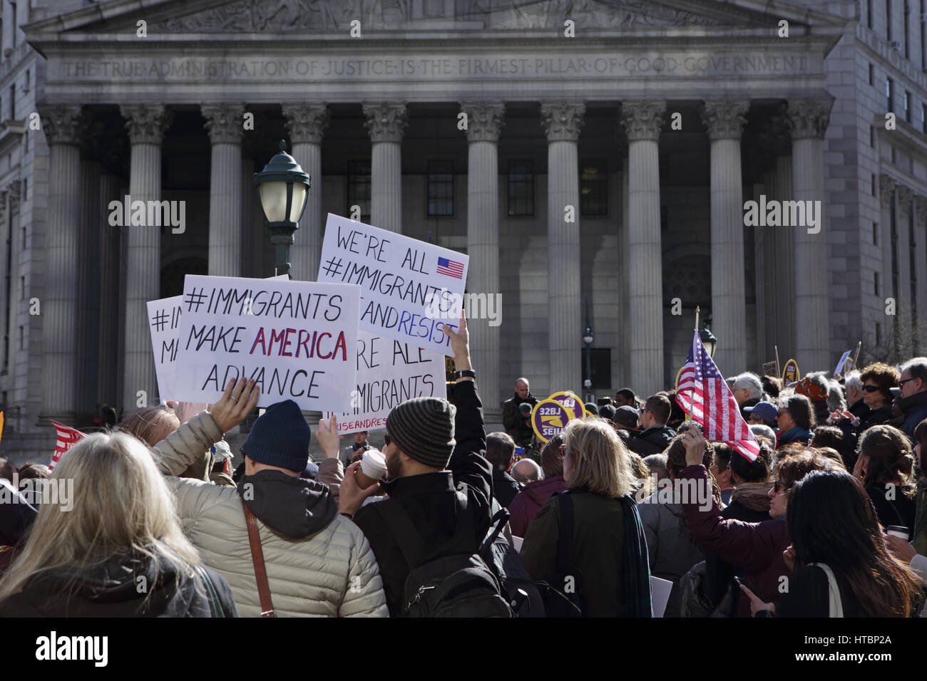 New York, NY, USA - 9 mars 2017 : un groupe d'environ 100 personnes dans la région de Foley Square, rassemblement à l'extérieur d'un tribunal de Manhattan, pour protester contre l'interdiction de voyager d'Atout Banque D'Images