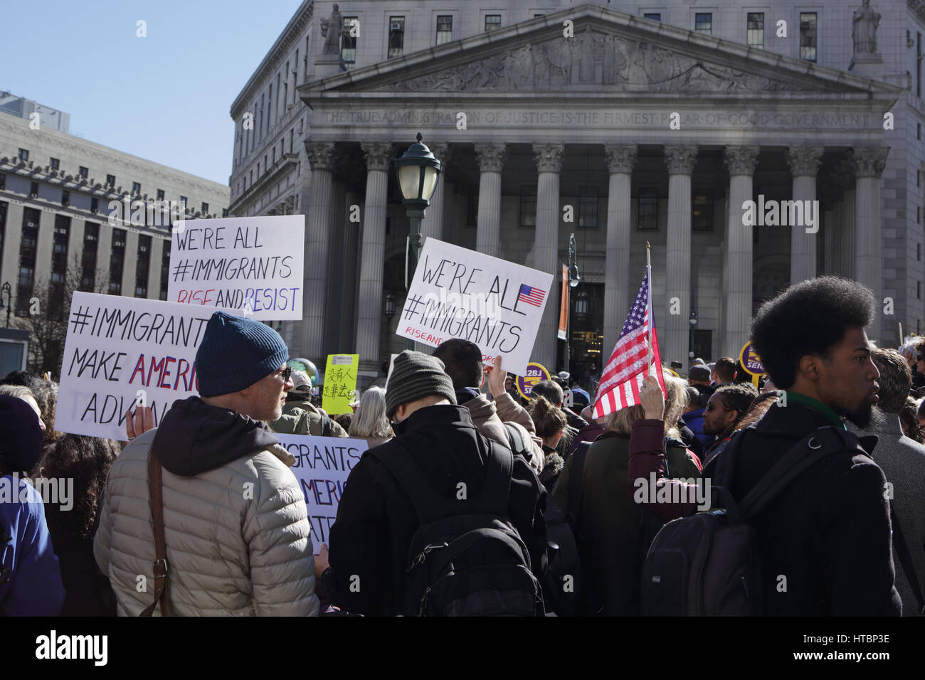 New York, NY, USA - 9 mars 2017 : un groupe d'environ 100 personnes dans la région de Foley Square, rassemblement à l'extérieur d'un tribunal de Manhattan, pour protester contre l'interdiction de voyager d'Atout Banque D'Images
