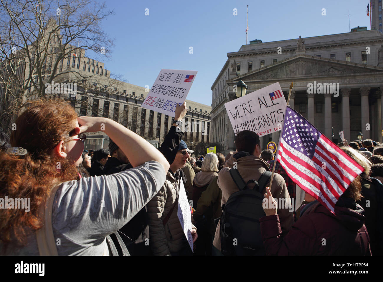 New York, NY, USA - 9 mars 2017 : un groupe d'environ 100 personnes dans la région de Foley Square, rassemblement à l'extérieur d'un tribunal de Manhattan, pour protester contre l'interdiction de voyager d'Atout Banque D'Images