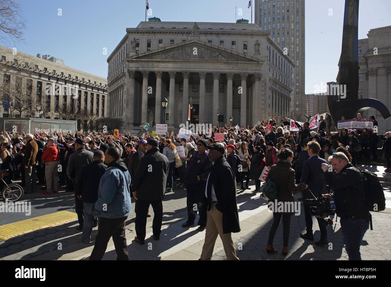 New York, NY, USA - 9 mars 2017 : un groupe d'environ 100 personnes dans la région de Foley Square, rassemblement à l'extérieur d'un tribunal de Manhattan, pour protester contre l'interdiction de voyager d'Atout Banque D'Images