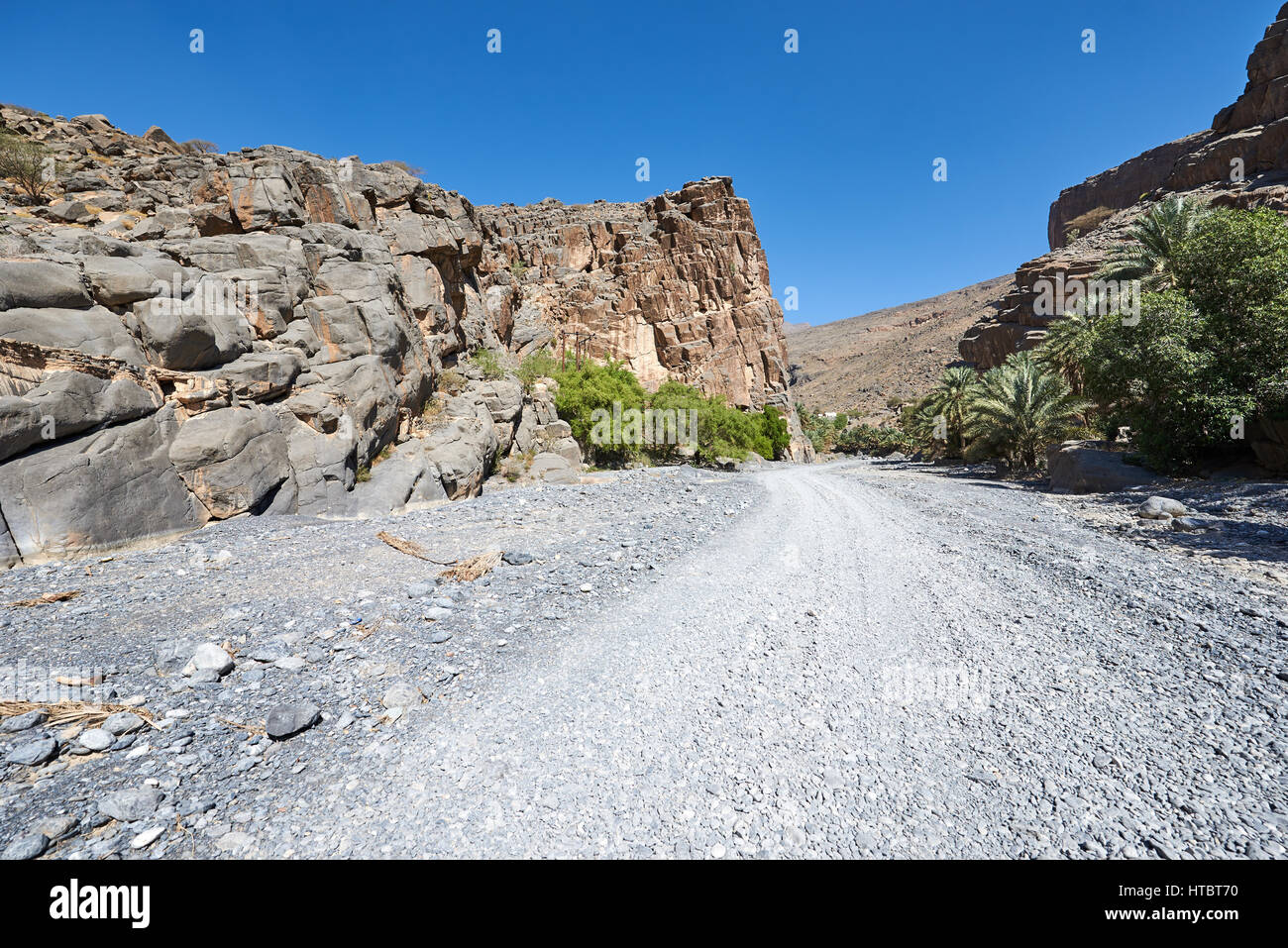 Wadi un lit de rivière à sec dans le Moyen-Orient Oman Banque D'Images