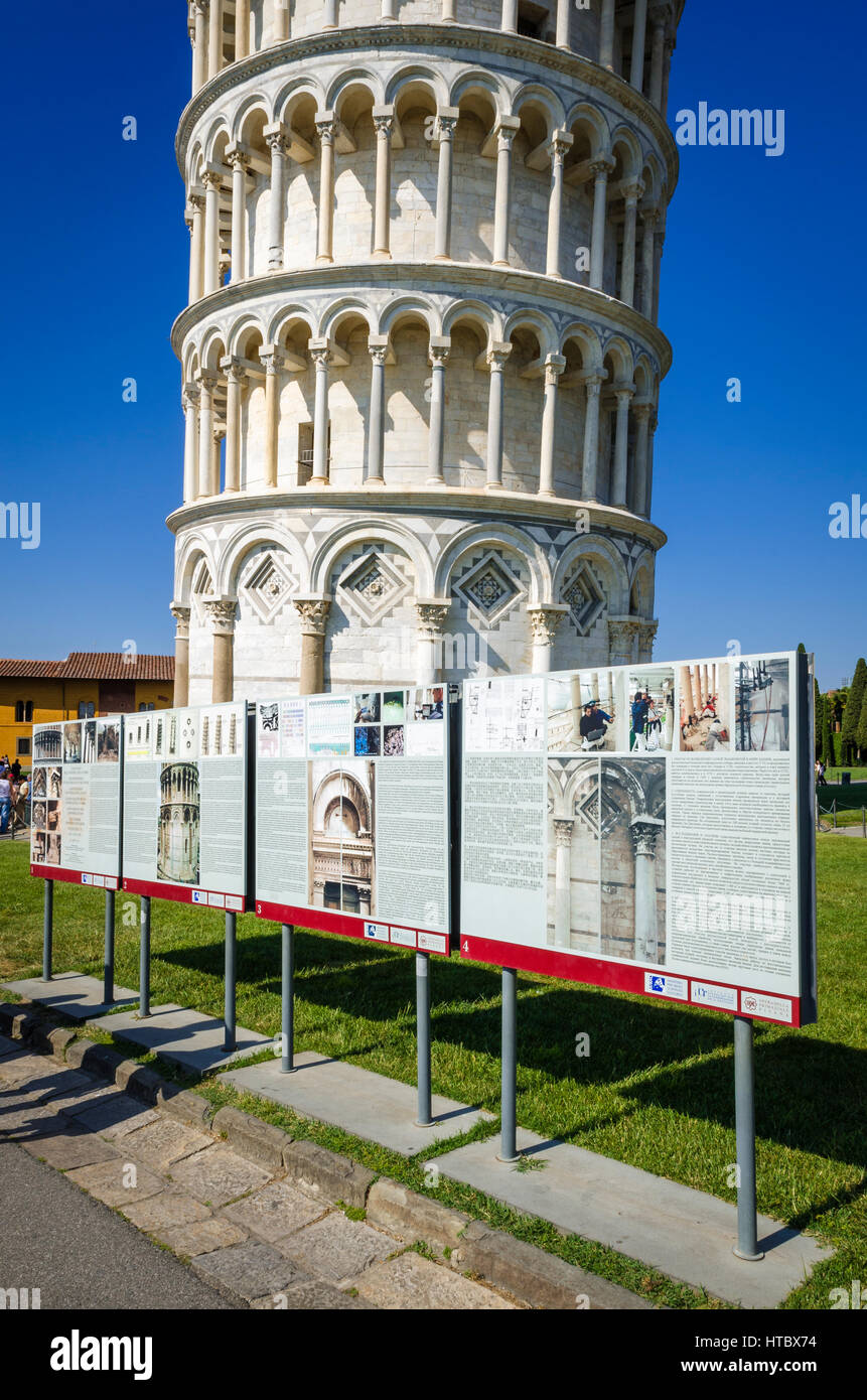 Des panneaux d'interprétation expliquant la restauration au Tour de Pise, Pise, Toscane, Italie Banque D'Images