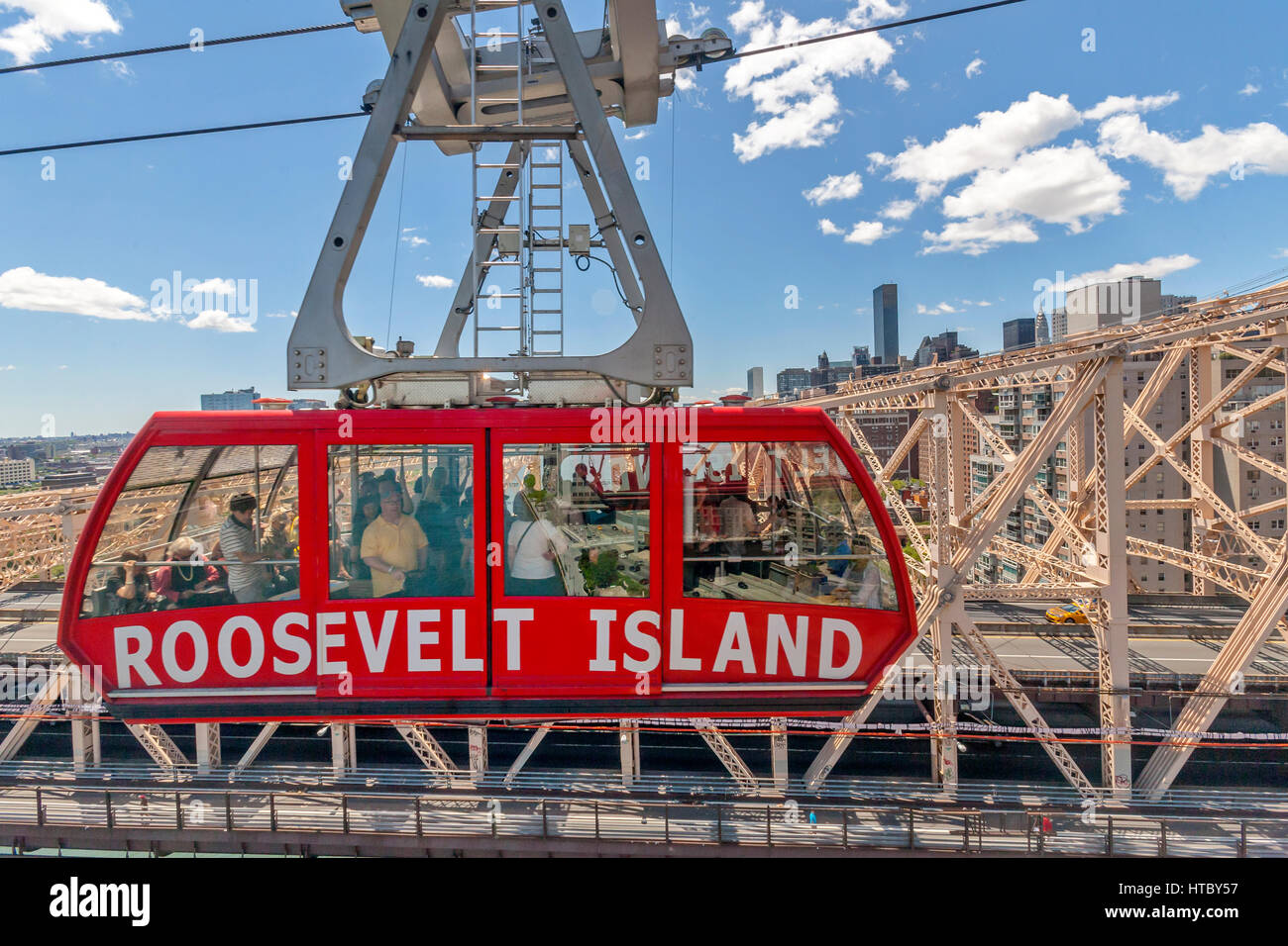 Une vue sur la 59e Rue et pont Roosevelt Tram reliant Roosevelt Island à Manhattan, New York. Banque D'Images