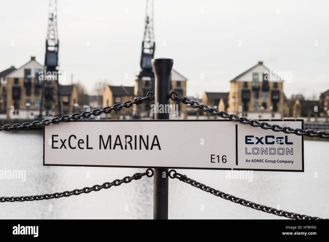 Plaque nom Marina Excel au bord de l'eau de la Royal Victoria Dock, London, Angleterre, Royaume-Uni Banque D'Images