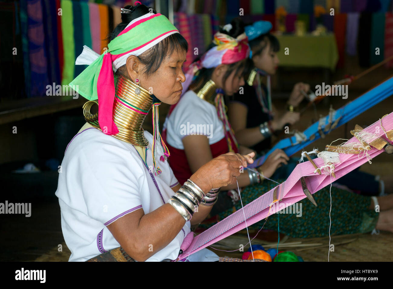 Myanmar (ex-Birmanie). Lac Inle. Etat Shan. Femmes girafe de l'ethnie Karen travaillant au ...