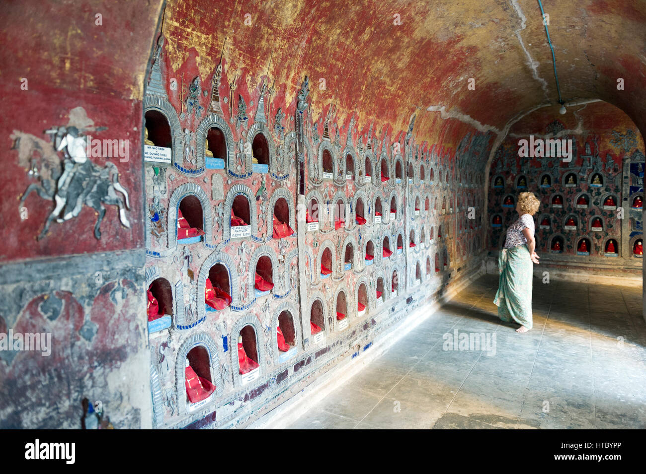 Myanmar. Nyaung Shwe. Etat Shan. Le monastère de Shwe Yan Pyay. (Ou le palais des miroirs) conçu en bois en 1907. Niches avec statues de Bouddhas Banque D'Images