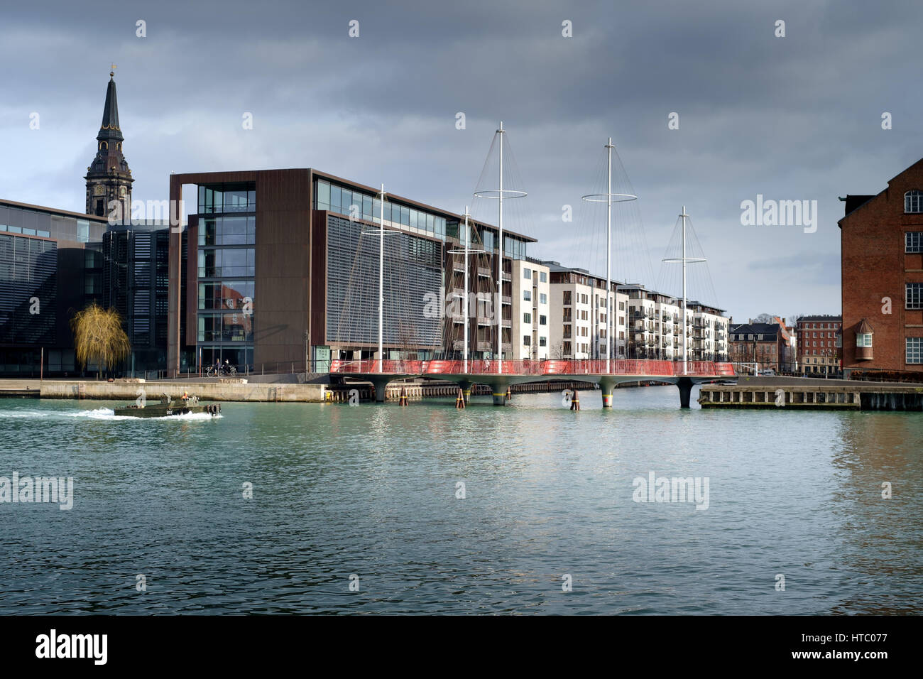 Olafur Eliasson's Circle pont pour cyclistes et piétons à côté de Henning Larsen's Siège Nordea, Copenhague, Danemark Banque D'Images
