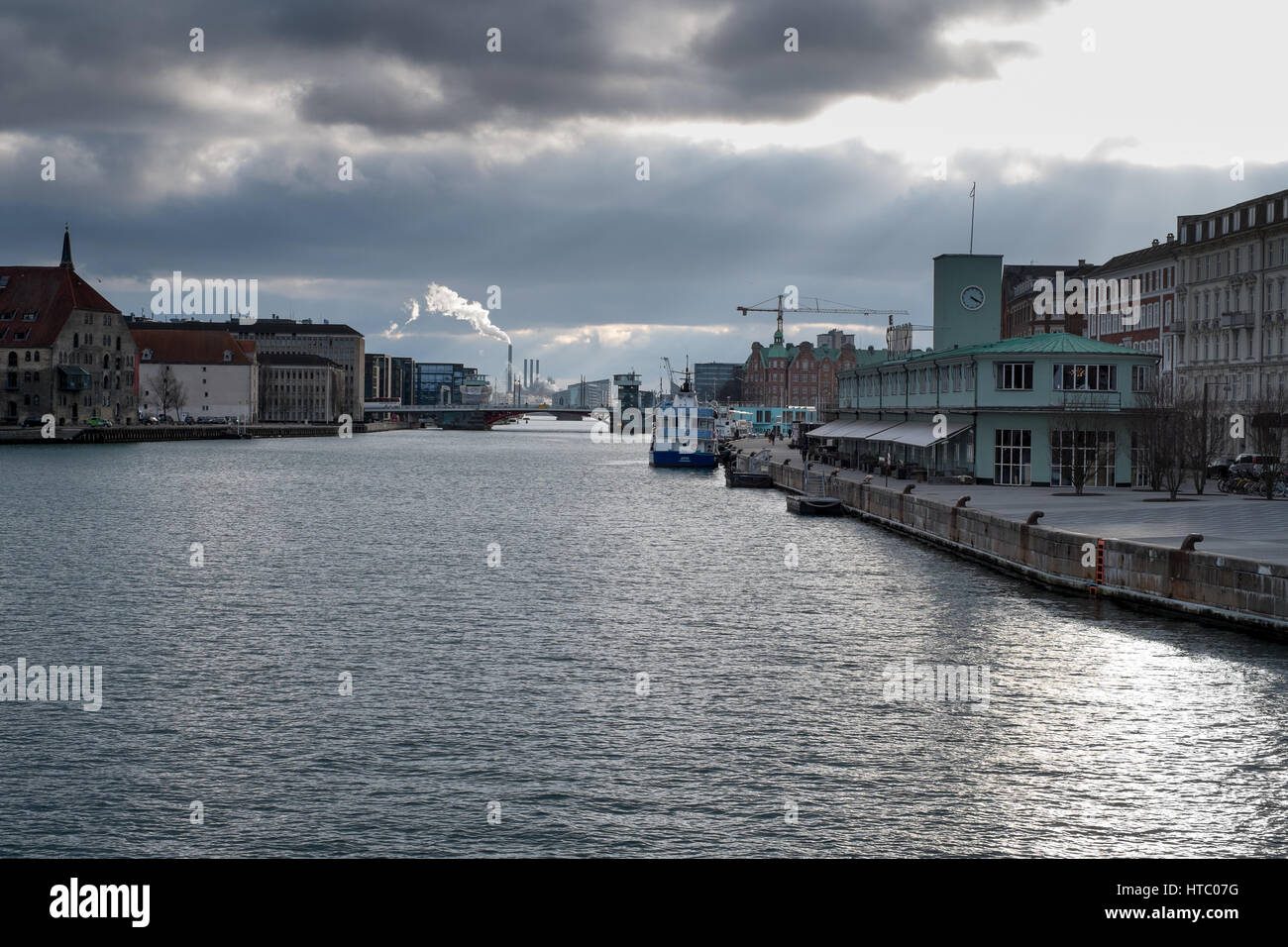 Le port de Copenhague en début de soirée, soleil et nuages par le Claus Meyer's Le restaurant Standard complexe", Copenhague, Danemark Banque D'Images