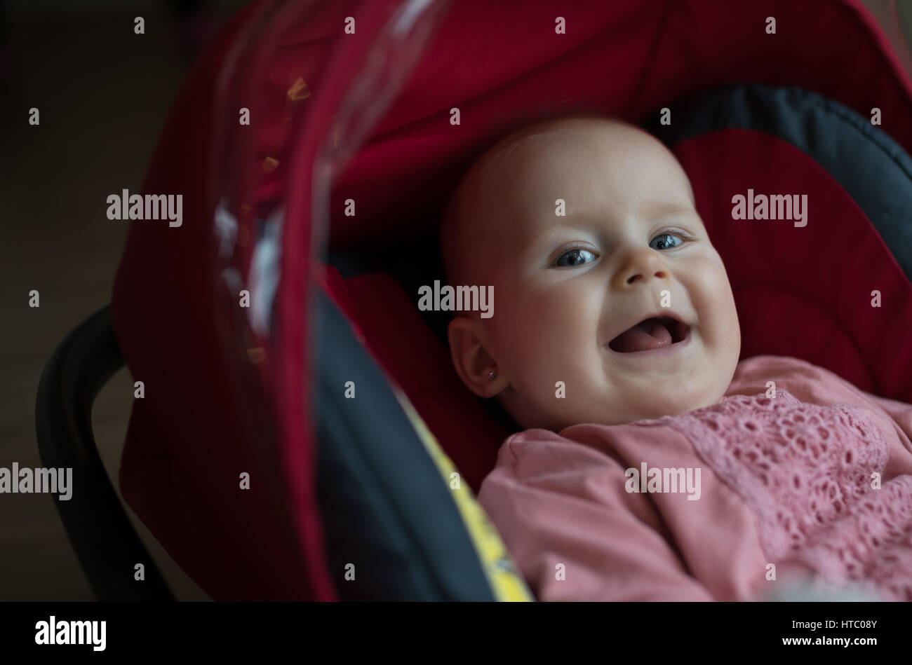 Happy happy smiling enfant dans la pram Banque D'Images