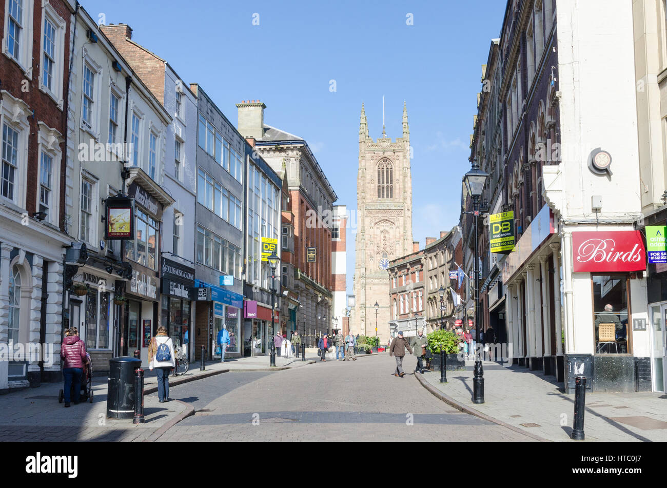 Porte de fer dans le quartier de la cathédrale de Derby est une rue avec des boutiques indépendantes et des bars et restaurants Banque D'Images