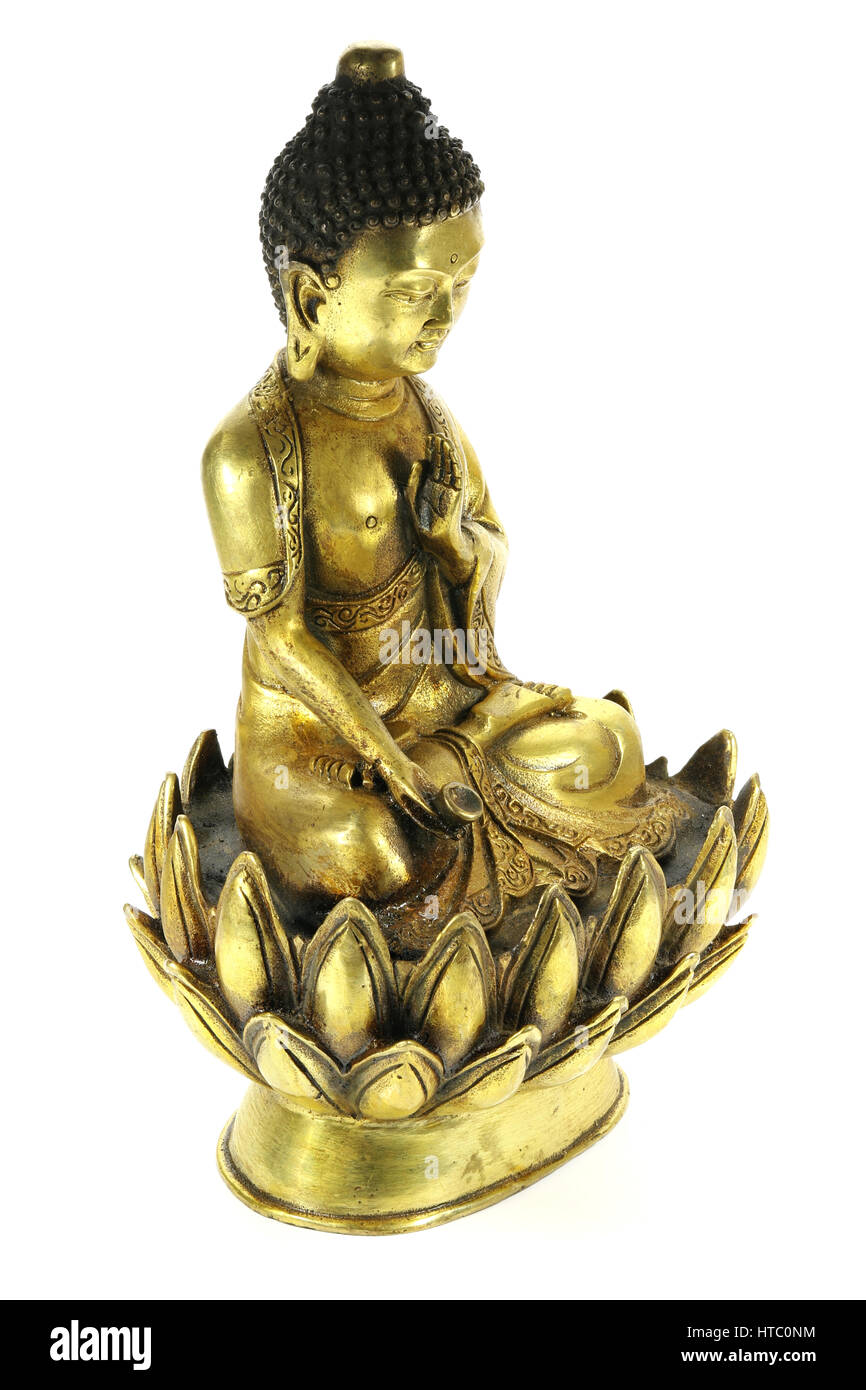 Laiton antique dans la méditation Bouddha sur lotus flower isolated on white background Banque D'Images