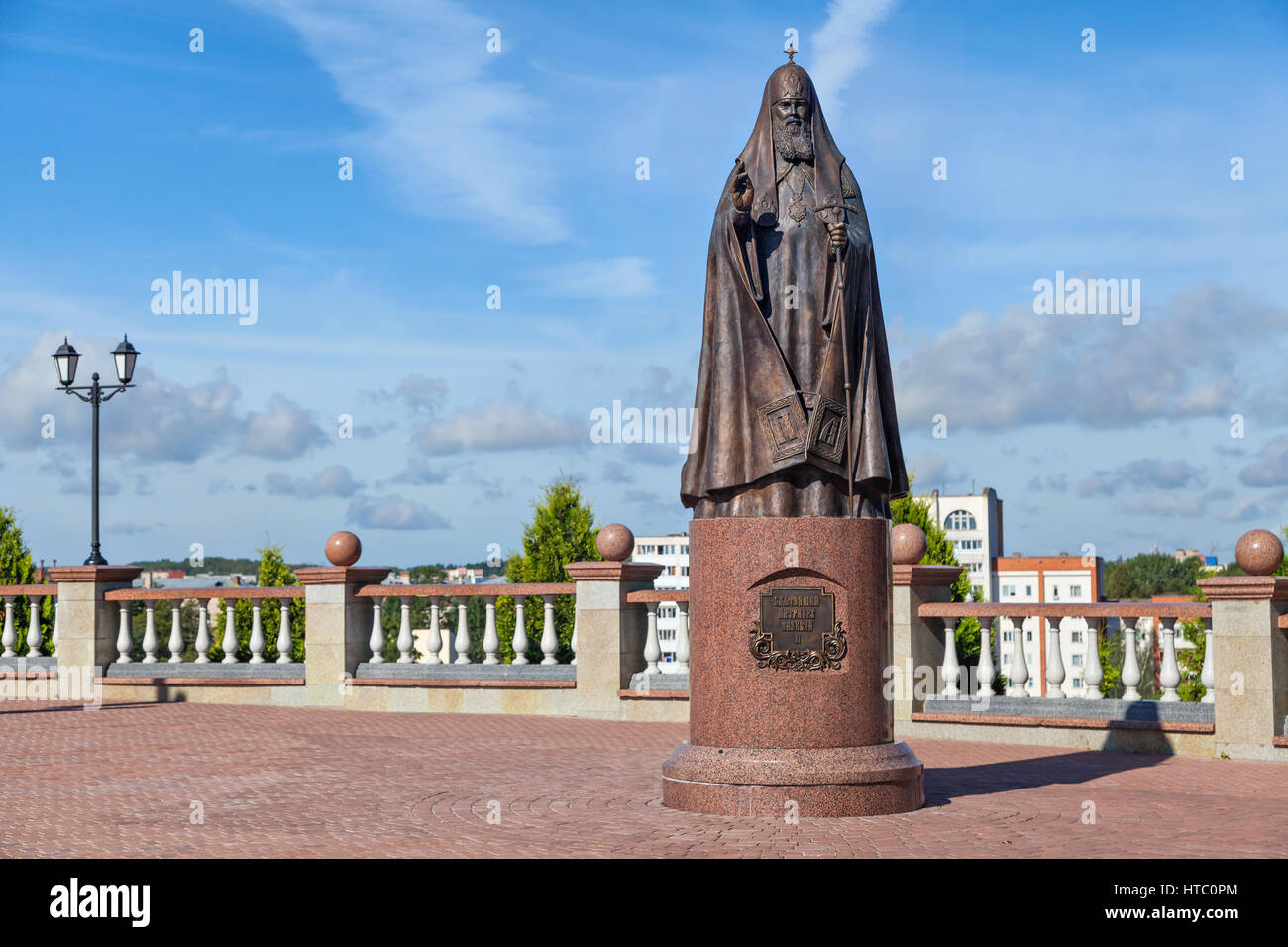 Minsk, Bélarus - 04 août 2016 : Monument à le Patriarche Alexis II le primat de l'Eglise orthodoxe russe fait en 2013 par le sculpteur Vladimir Slobodc Banque D'Images