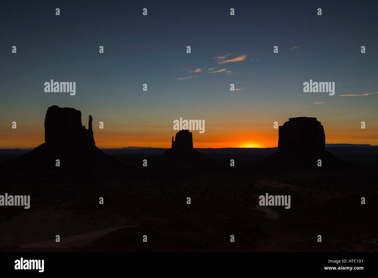 West Mitten Butte, East Mitten Butte et Merrick Butte au lever du soleil, Monument Valley Navajo Tribal Park, Utah, USA Banque D'Images
