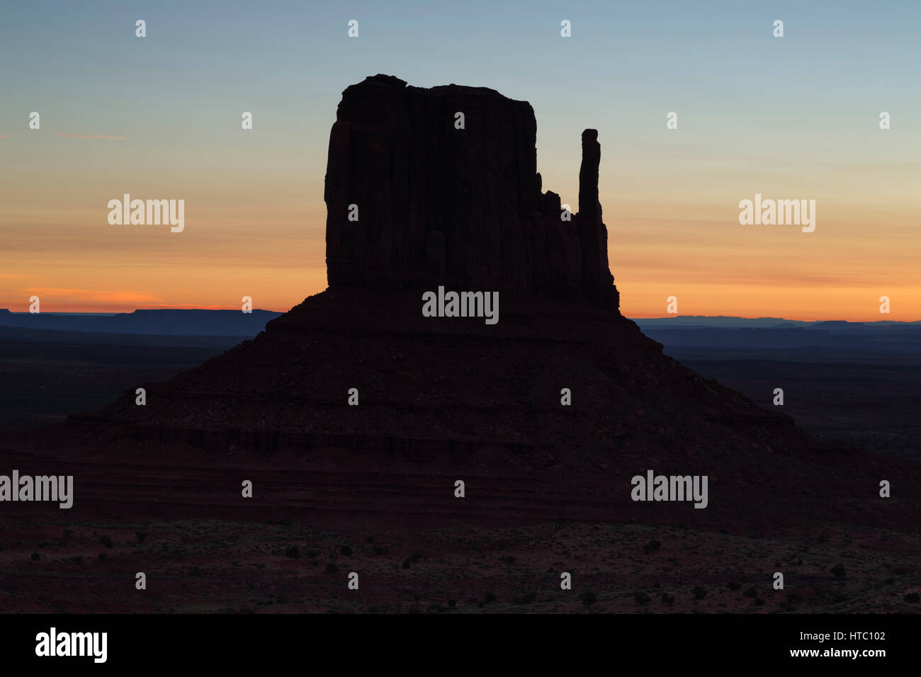 West Mitten Butte au lever du soleil, Monument Valley Navajo Tribal Park, Utah, USA Banque D'Images