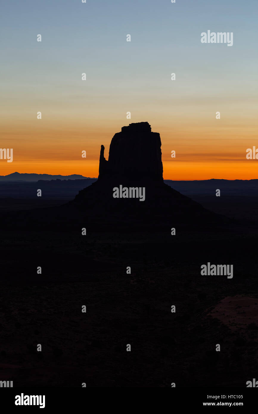 East Mitten Butte au lever du soleil, Monument Valley Navajo Tribal Park, Utah, USA Banque D'Images