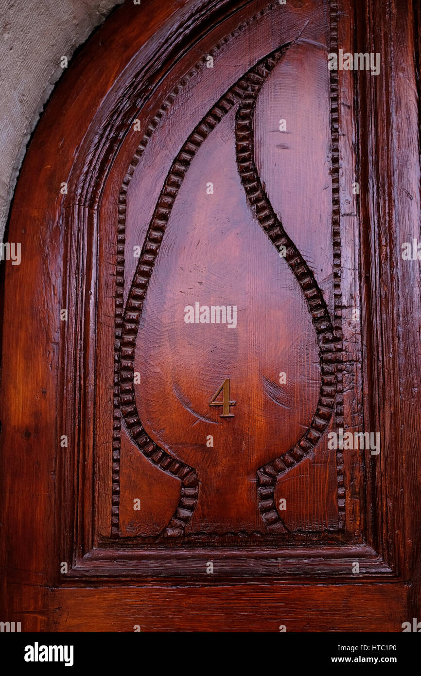 Une porte en bois sculpté de la chambre numéro 4 de l'American Colony Hotel à Jérusalem-est Israël Banque D'Images