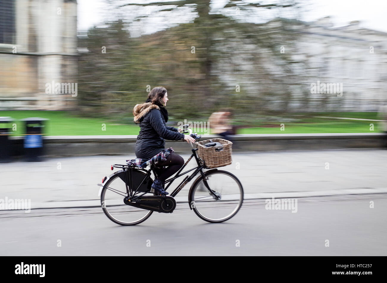 Les cyclistes à travers le centre de Cambridge, au Royaume-Uni. Motion Blur Banque D'Images