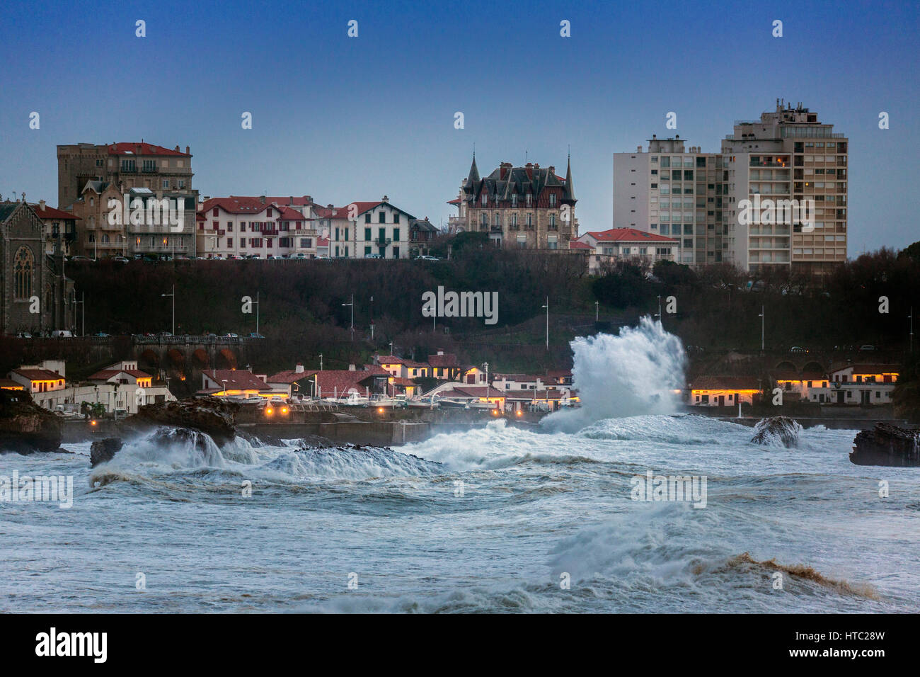 La ville de Biarritz par un jour de tempête ( Pyrénées Atlantiques - France). Ville de Biarritz un jour de tempête (Pyrénées-Atlantiques - Aquitaine - France). Banque D'Images