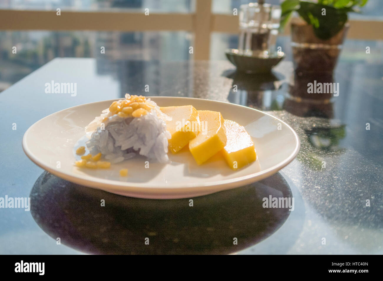 Mango sticky rice, Thaï Dessert, sur une assiette blanche Banque D'Images