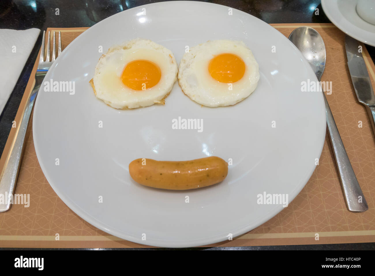 Petit-déjeuner d'œufs frits et de la saucisse fait un smiley Banque D'Images