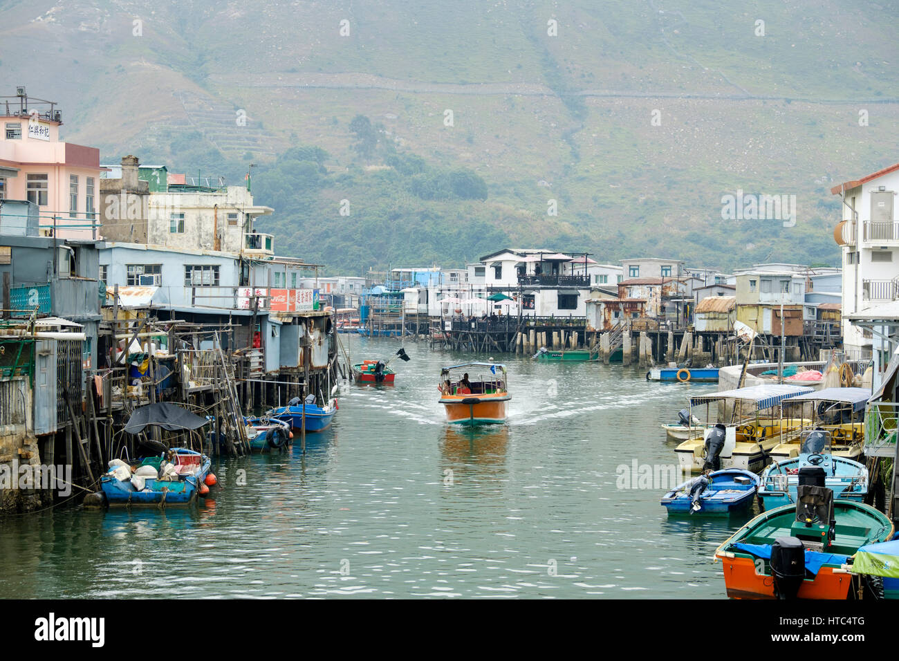 Des maisons sur pilotis et bateaux à Tai O, un village de pêcheurs sur l'île de Lantau, Hong Kong, Chine. Banque D'Images
